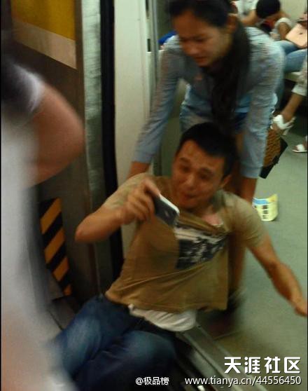 手机版格斗游戏:男子地铁玩手机被暴走女拖行数十米，游戏被网友给挖出来了(转载)